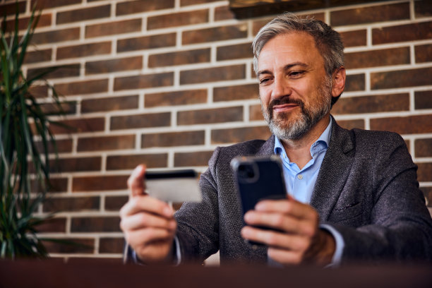一个勤劳的商人坐着用手机图片下载
