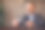 一个勤劳的商人坐着用手机图片下载