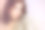 一个黑发女孩手里拿着一束吉普赛人花。图片下载