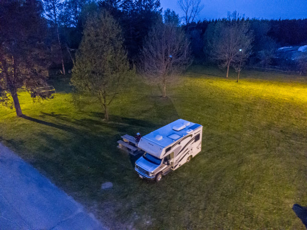 房车外的鸟瞰图图片下载