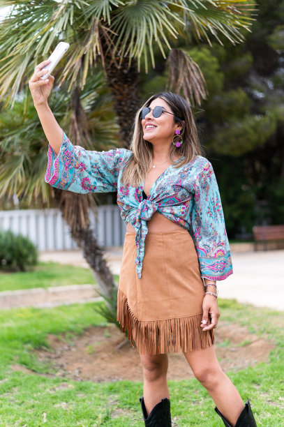 时尚女性在户外用手机自拍图片下载