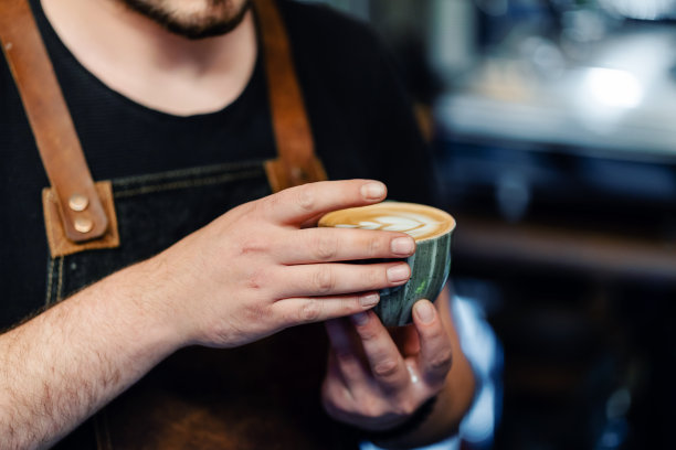 专业咖啡师在咖啡馆提供卡布奇诺图片下载