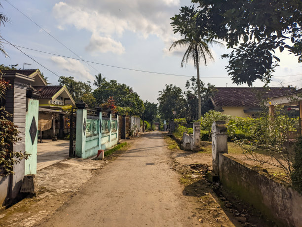 印尼布利塔的乡间小路图片下载