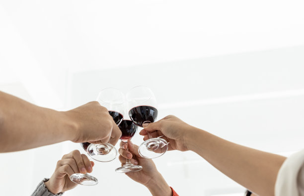 手里拿着红酒杯的女商人图片下载