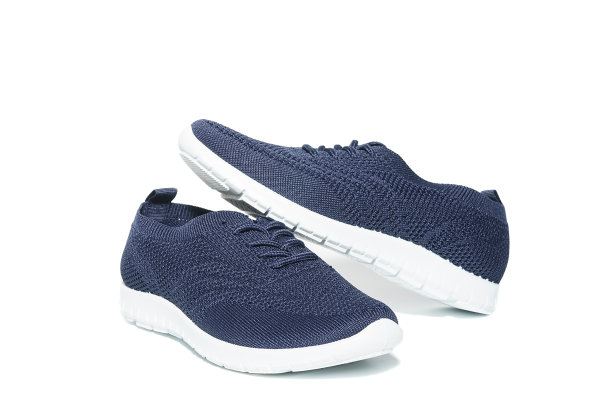 夏日蓝色网眼休闲球鞋，白色底色，孤立无援图片下载