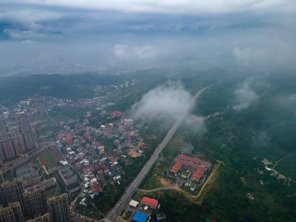 老城区和道路鸟瞰图图片下载