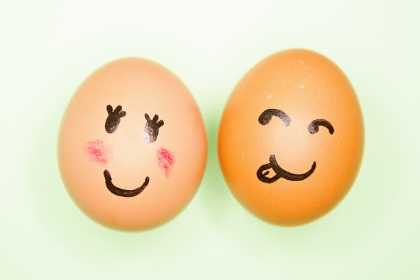 男孩的蛋遇到了女孩的蛋，调情的浪漫确保——他们坠入爱河了吗?图片下载