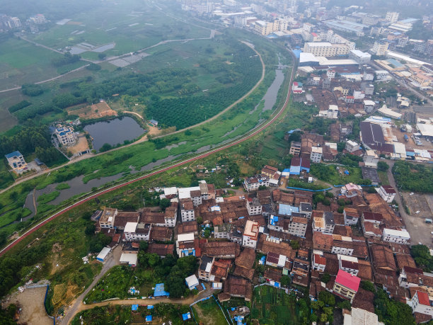 老城区和道路鸟瞰图图片下载