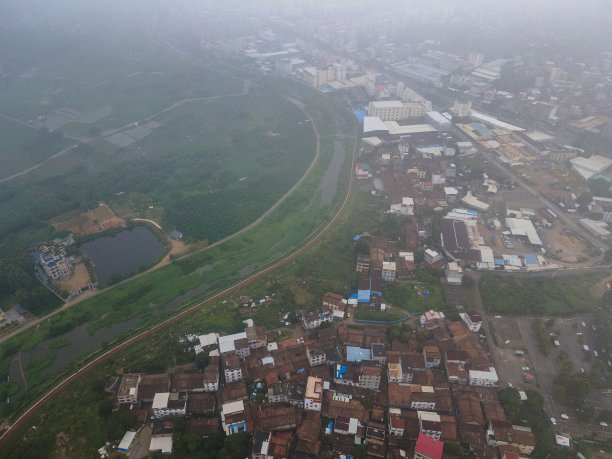 老城区和道路鸟瞰图图片下载