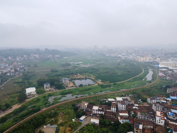 老城区和道路鸟瞰图图片下载
