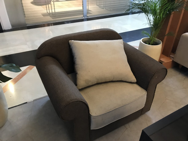 客厅的棕色单人沙发椅图片下载