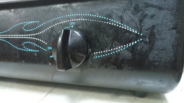 旋钮燃气加热温度启动器，打火机，铬炊具打开关闭。黑色/打开电炉特写。煤气灶旋钮开关特写。烤箱温度控制特写。打开/关闭厨房的煤气灶图片下载