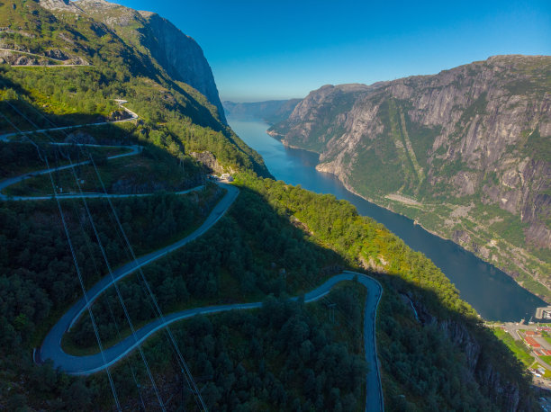 美丽的照片，这条挪威公路沿着山脉和峡湾的水弯曲图片下载