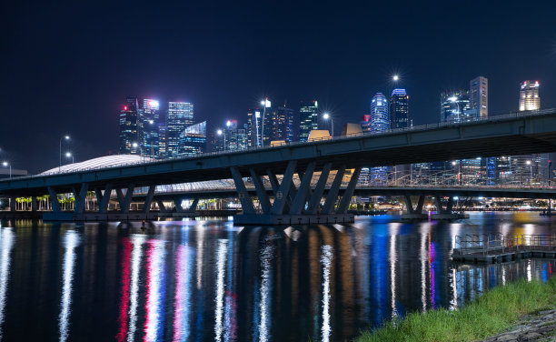 商业区和滨海湾的夜景，新加坡城市的天际线。图片下载