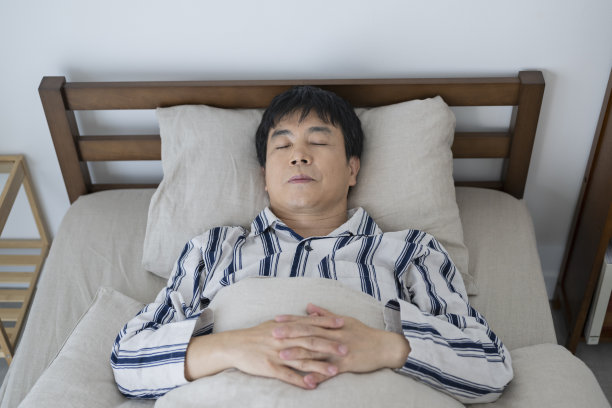 中年男子在床上熟睡，早晨图片下载