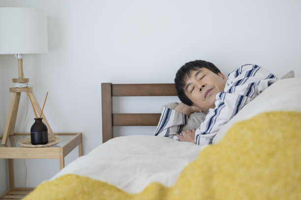 中年男子在床上熟睡，早晨图片下载