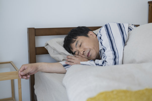 中年男子在床上熟睡，早晨图片下载