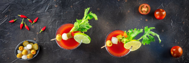 血腥玛丽鸡尾酒与装饰全景在黑色背景图片下载