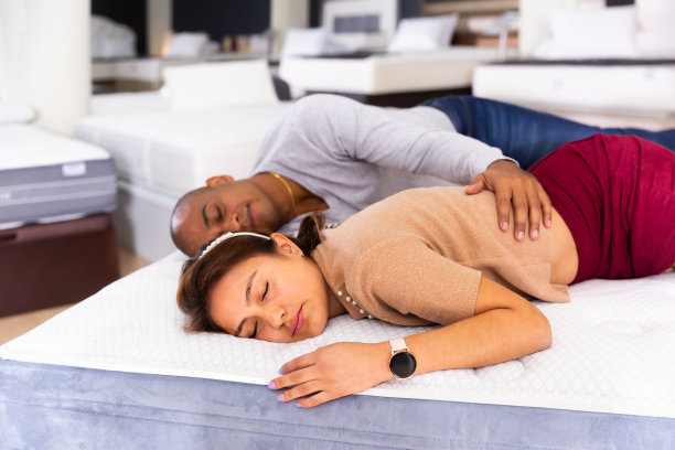 漂亮的夫妇在床垫上甜蜜地睡觉图片下载