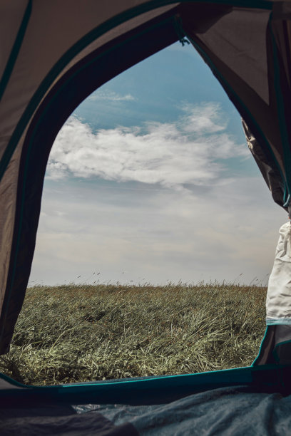 在露营中享受大自然、个人视角的视角。图片下载