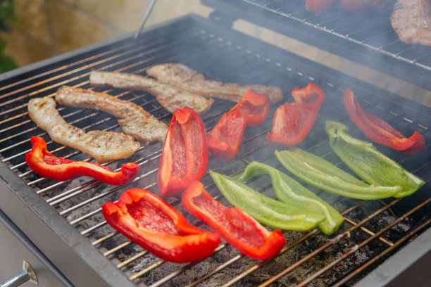 烟熏烤架上什锦美味的蔬菜烤肉图片下载