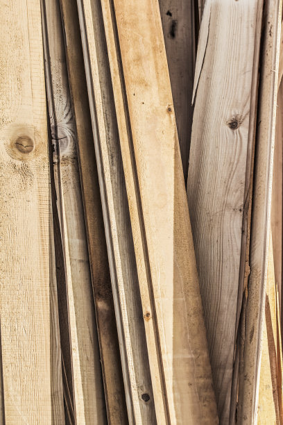 一堆破旧、风化、开裂的松木木板图片下载
