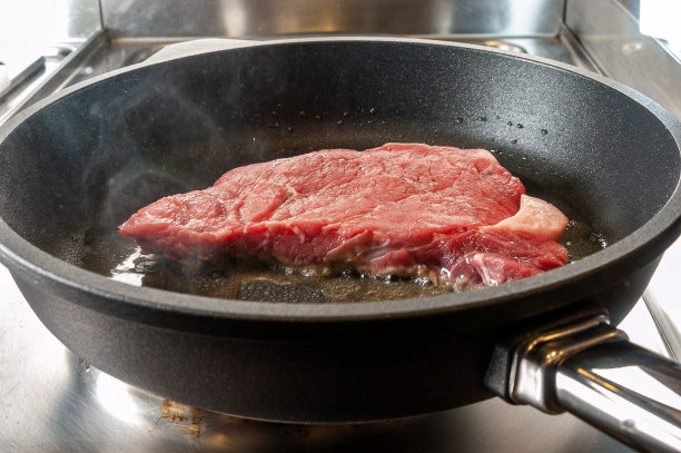 生排骨在锅里图片下载