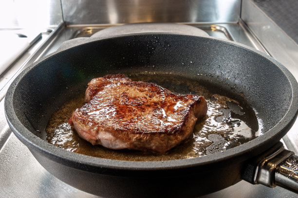 用融化的黄油煎生排骨图片下载