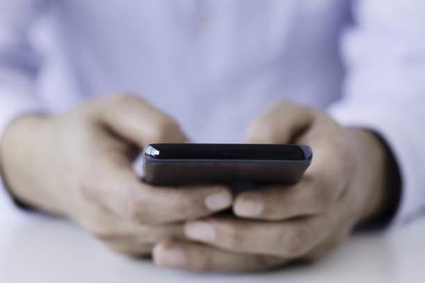 男子使用电话图片下载