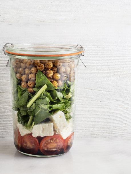 沙拉，沙拉在玻璃罐，沙拉与鹰嘴豆，健康的梅森罐沙拉与鹰嘴豆和蔬菜图片下载