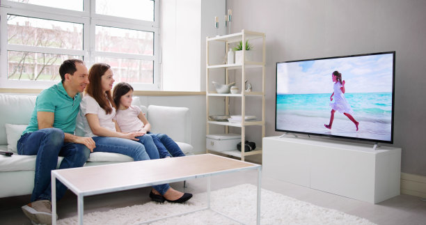 年轻的家庭一起看电视图片下载