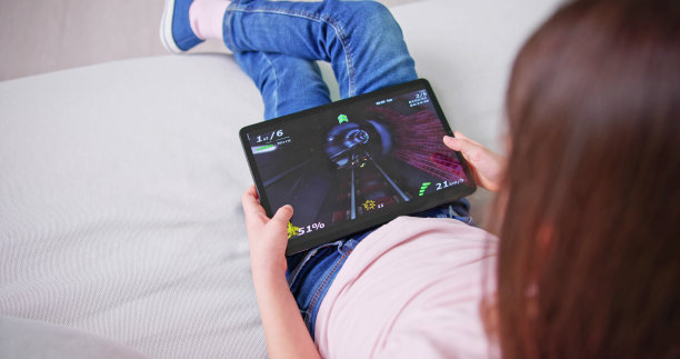 孩子在平板电脑上玩游戏图片下载