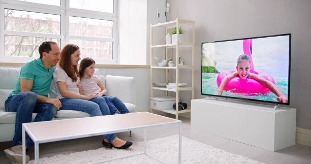 年轻的家庭一起看电视图片下载