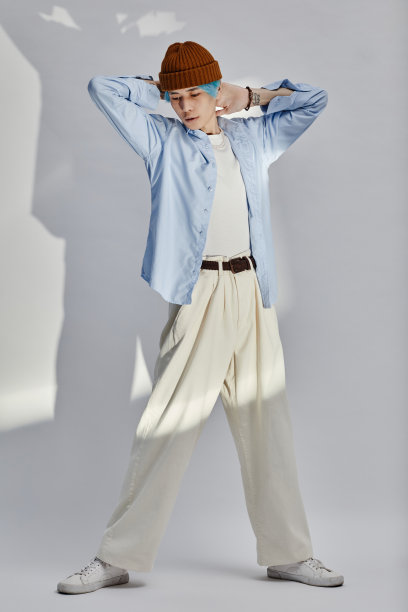 在白色背景上摆姿势的时髦男人图片下载