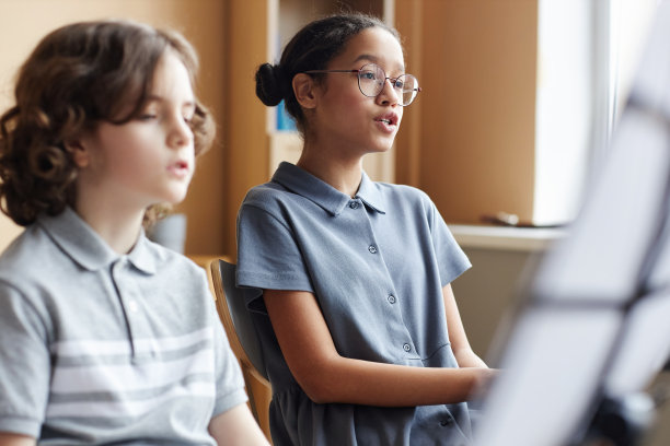 一群孩子在课堂上唱歌图片下载