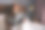 悲痛欲绝的年轻女子躺在床上，手捂着脸，抱着相框哭泣，感动的照片充满了爱。图片下载