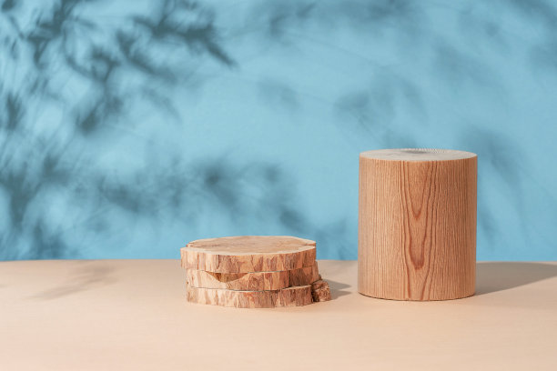 讲台上的天然木质材料在自然干燥的秋叶上以蓝色为背景。美容化妆木制展示。展览、产品、化妆品、保健等版面图片下载