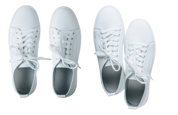 白色的皮革运动鞋孤立在白色的背景图片下载