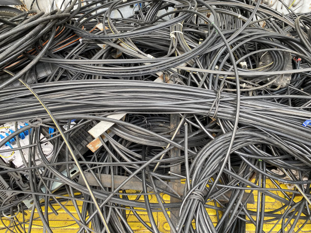 杂乱的电缆和电线图片下载