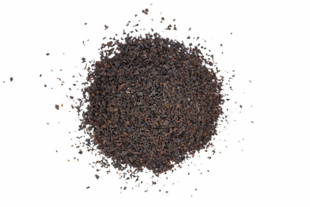 在白色背景上分离的干红茶叶子。黑锡兰红茶。图片下载