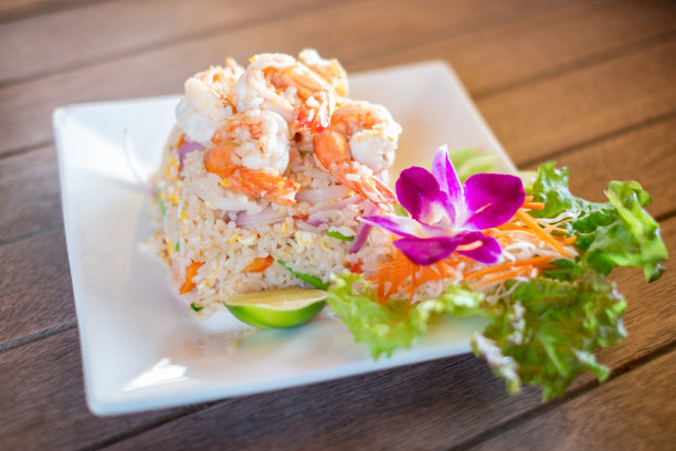 泰国菜，木桌上白色盘子上的虾炒饭图片下载