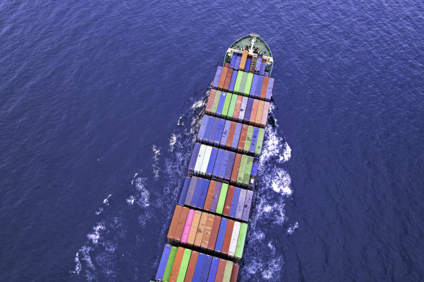 航拍无人机超宽照片与彩色卡车大小的集装箱油轮的复制空间。图片下载