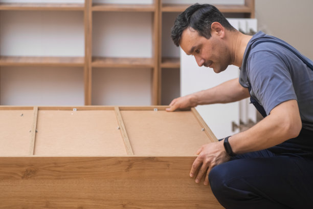 家具组装和安装服务人员专业统一的木制橱柜图片下载