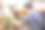 家具安装熟练的勤杂工，在室内为橱柜安装门扣件图片下载