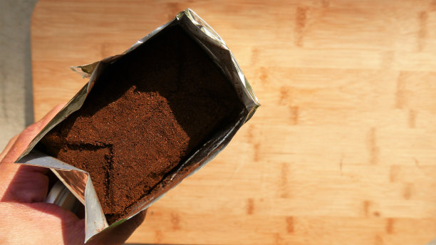 打开一包咖啡的人。桌上有一袋咖啡。咖啡粉，特写镜头。咖啡袋里的碎咖啡豆。煮黑咖啡。咖啡杯准备。咖啡包，俯视图。喝咖啡的时间图片下载