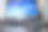 桌子上放着一台蓝色模糊屏幕的笔记本电脑。图片下载