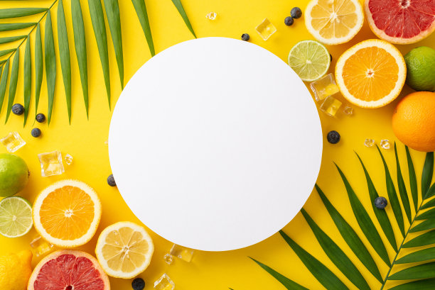 彩色和欢快的俯视图平面放置新鲜柑橘类水果的照片-橙子，柠檬，酸橙，葡萄柚，热带棕榈叶在黄色背景上，用一个空圆圈添加文字或标志图片下载