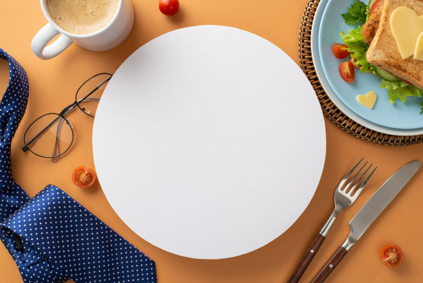 给爸爸一个特别的父亲节早餐惊喜!一个自制的蔬菜三明治，餐具，咖啡，领带，和男士饰品排列在一个棕色的背景上，空白的圆圈是文字或广告图片下载