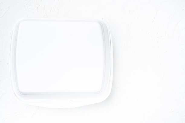 白色方形餐盒，用于递送，在白色石桌背景上，俯视图平放，有文字复制空间图片下载