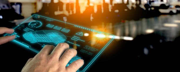 机械师在电动汽车厂使用电动汽车分析显示屏图片下载